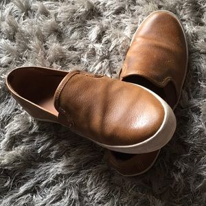 Frye Dylan cognac slip on